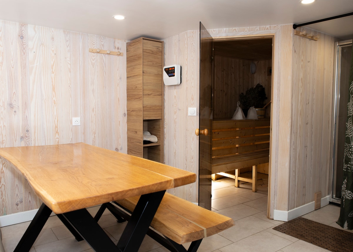 Et aussi — Espace bien-être avec sauna et table massage