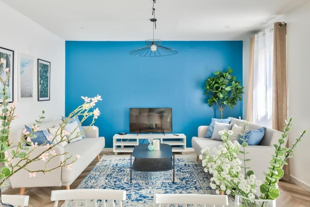 Salon & séjour — Canapés beiges, mur bleu turquoise, télévision, luminosité naturelle