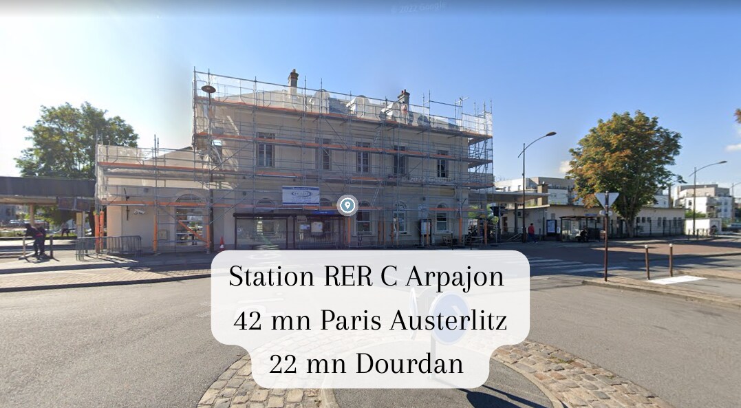 Extérieur — Place publique devant gare avec scaffolding