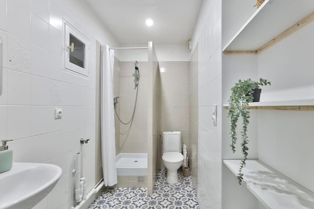 Salle de bain — Salle de bain moderne, blanche, bien éclairée, spacieuse