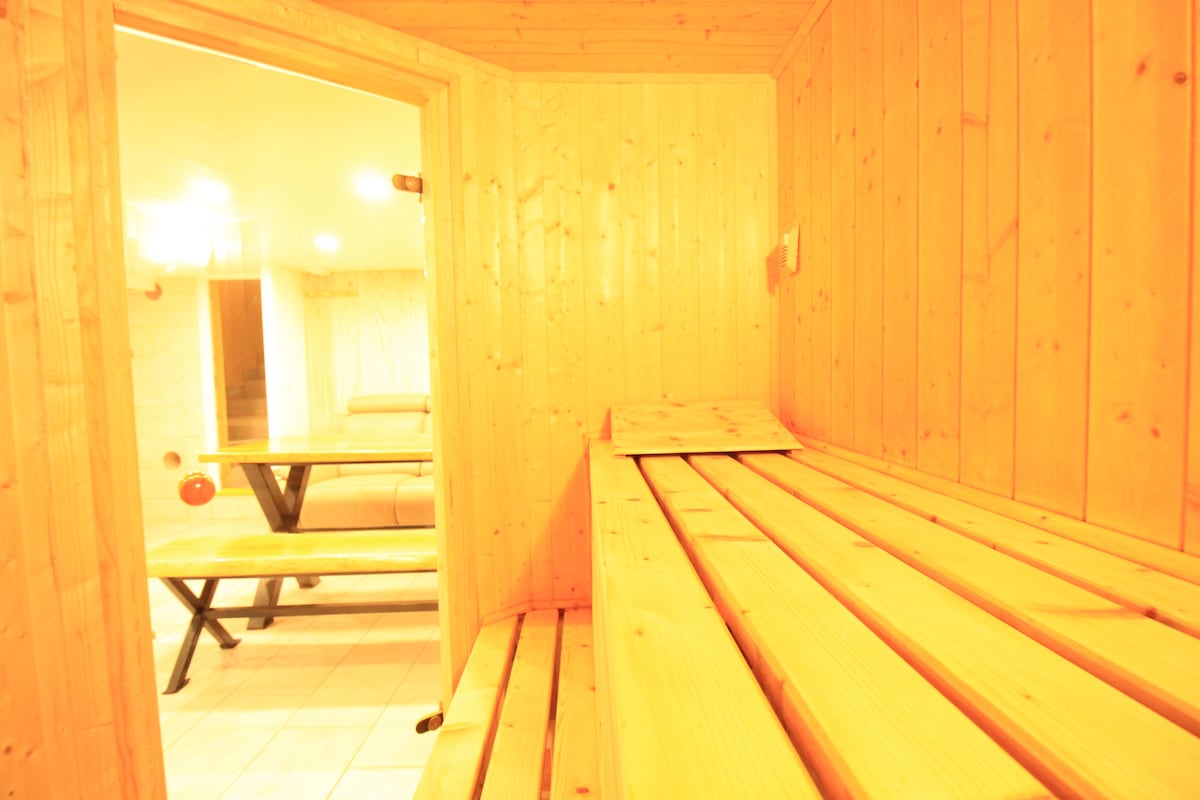Bâtiment — Intérieur sauna bois chauffé éclairé