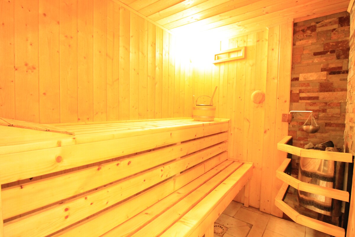 Et aussi — Sauna finlandais avec bancs en bois