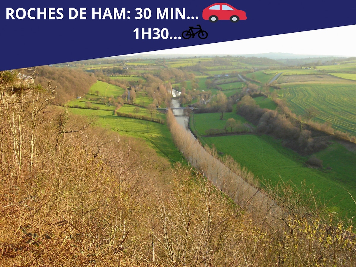 Vues — Vallée rurale avec rivière et champs verts
