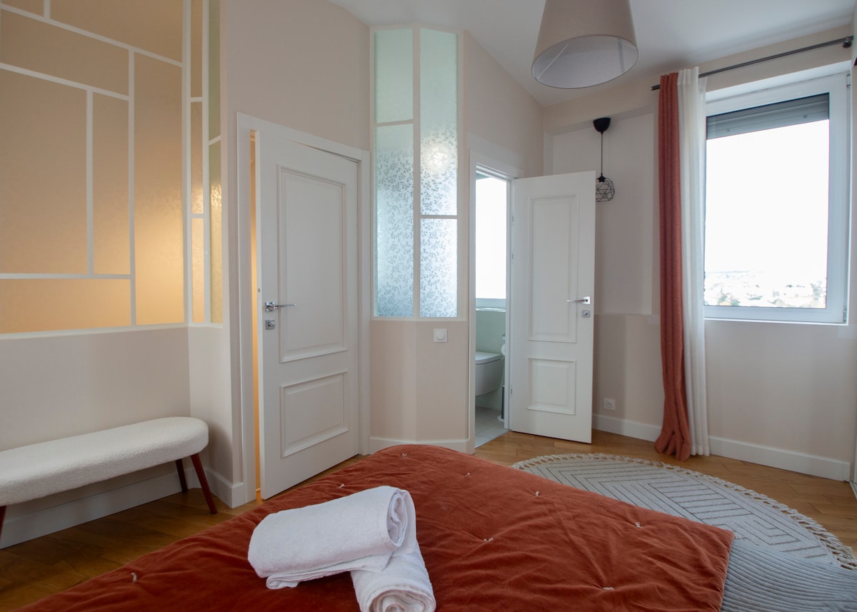 Chambres — Chambre spacieuse avec lit rouge et salle de bain