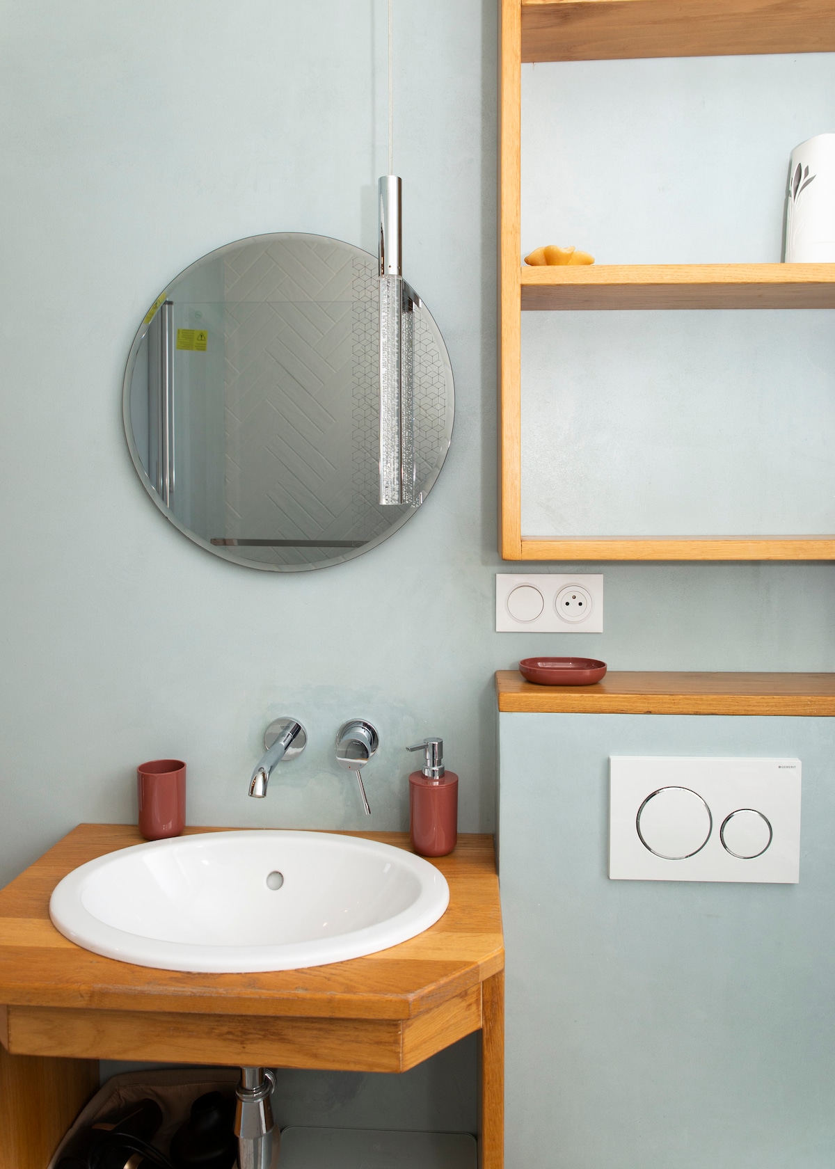 Salle de bain — Lavabo rond avec miroir circulaire