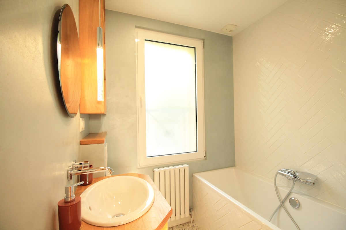 Salle de bain — Salle de bain moderne avec baignoire et lavabo