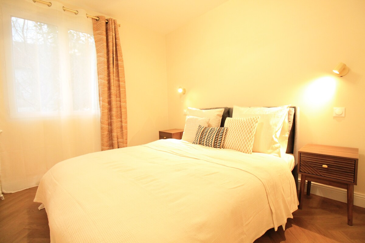 Chambres — Chambre avec lit double et mobilier bois