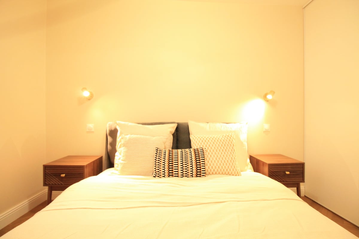 Chambres — Lit moderne avec éclairage ambiant chaleureux