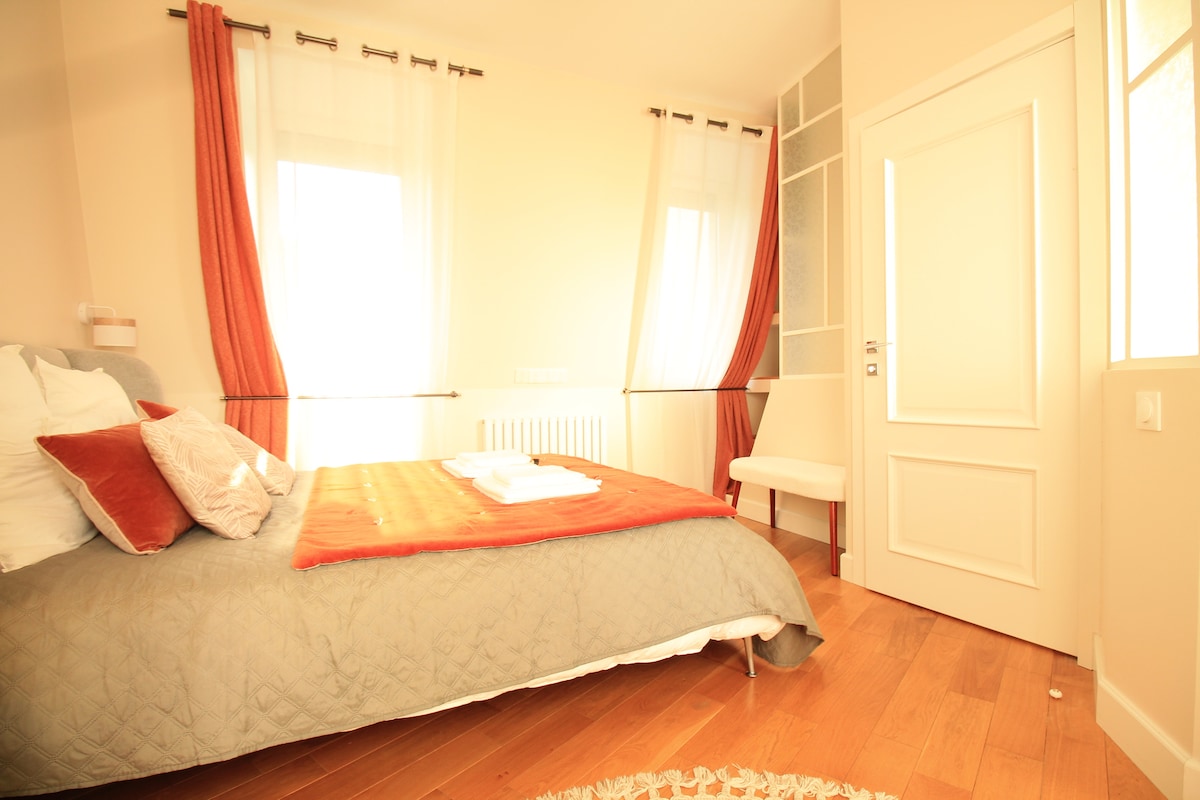 Chambres — Chambre spacieuse avec lit double et rideaux rouges