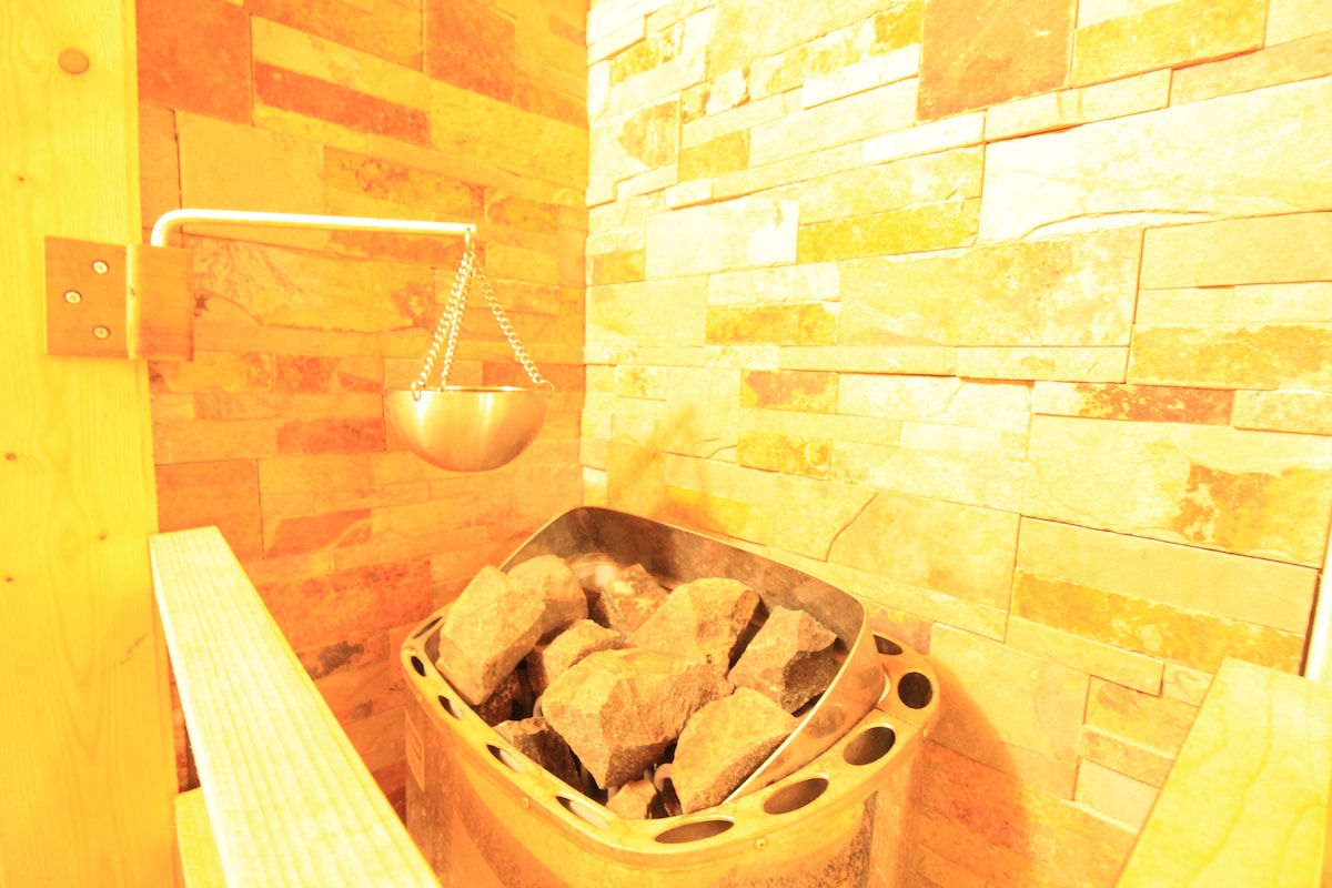 Salle de bain — Sauna intérieur avec pierres chauffantes