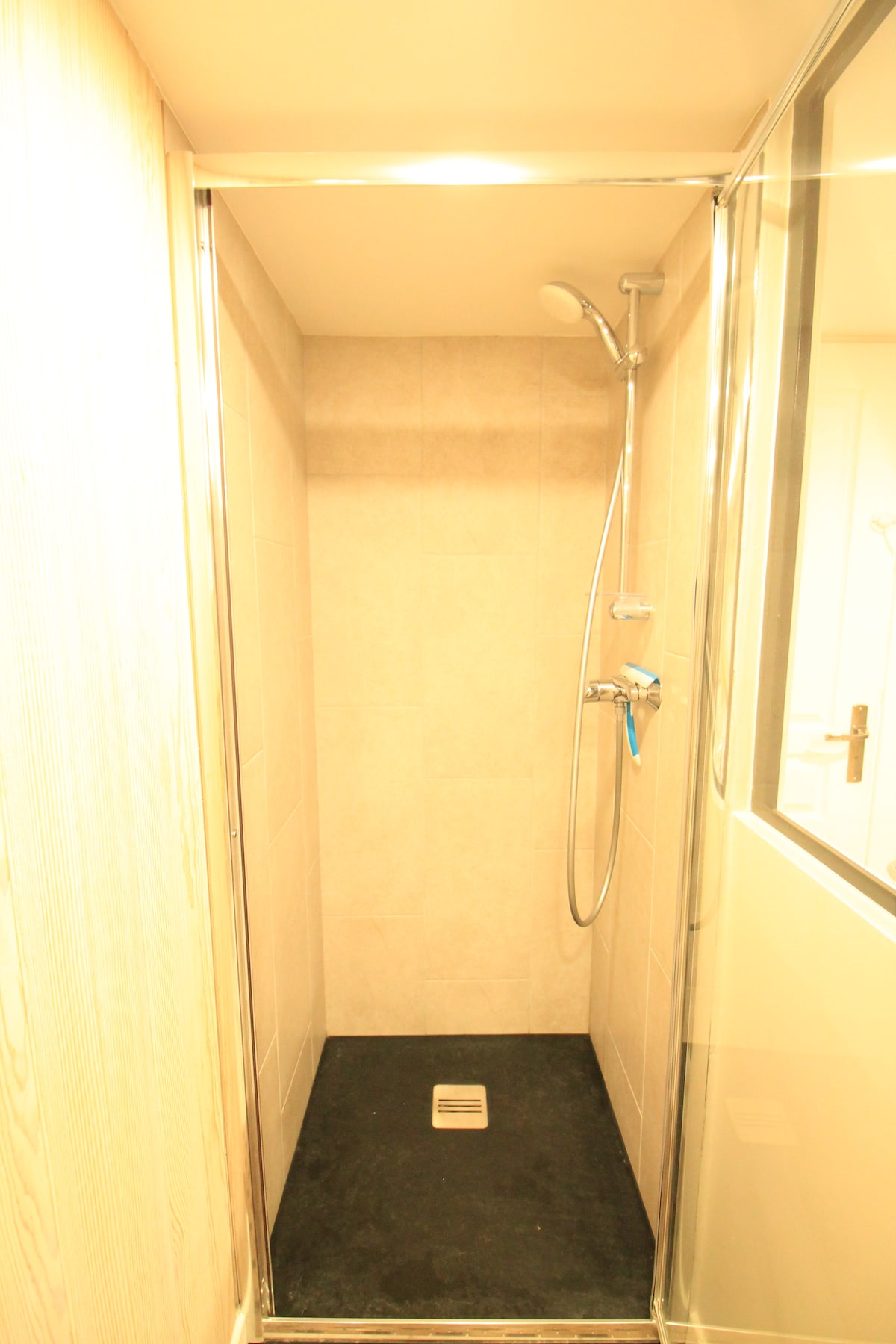 Salle de bain — Douche moderne avec paroi vitrée et sol noir