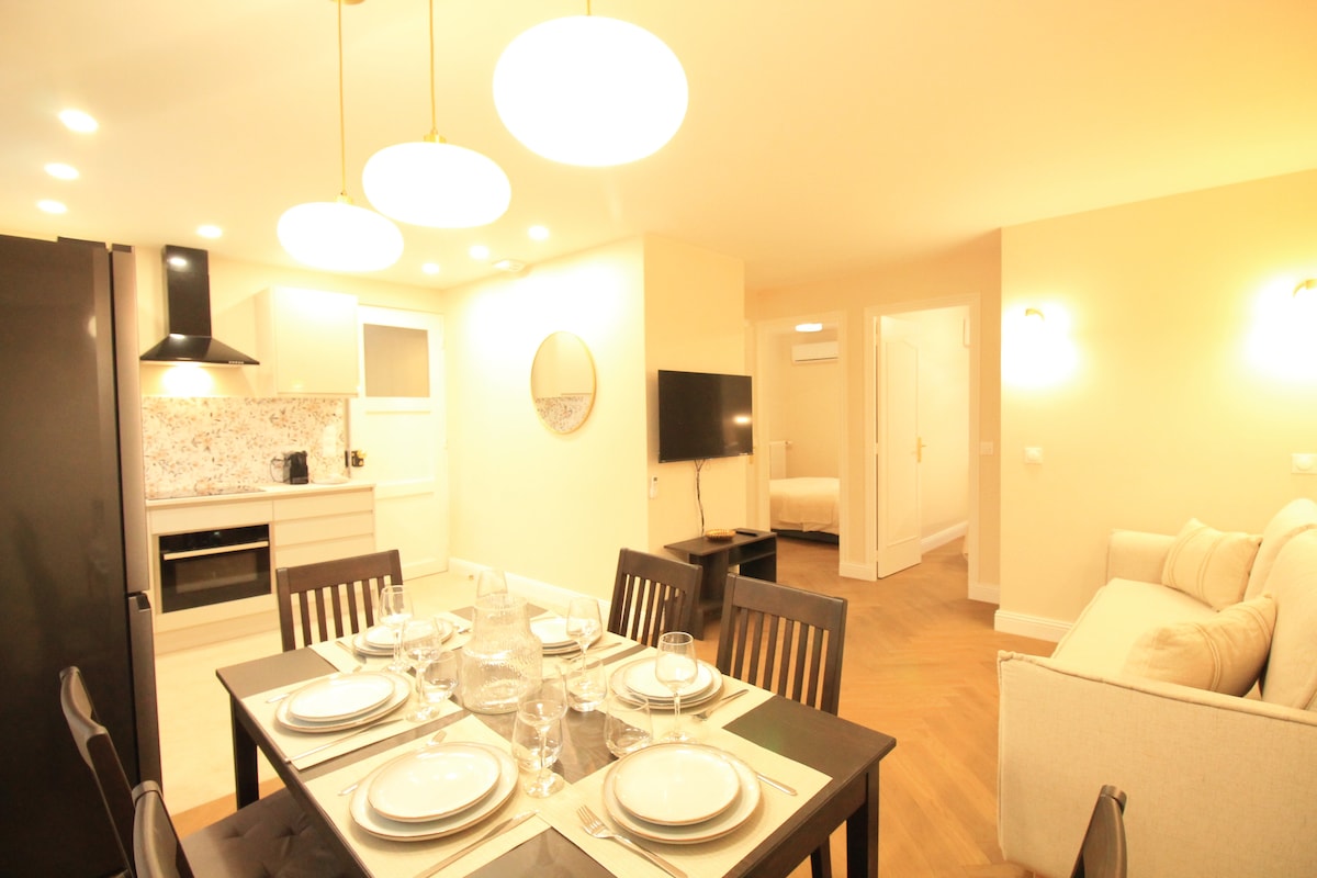 Salon & séjour — Cuisine-séjour moderne avec table dressée