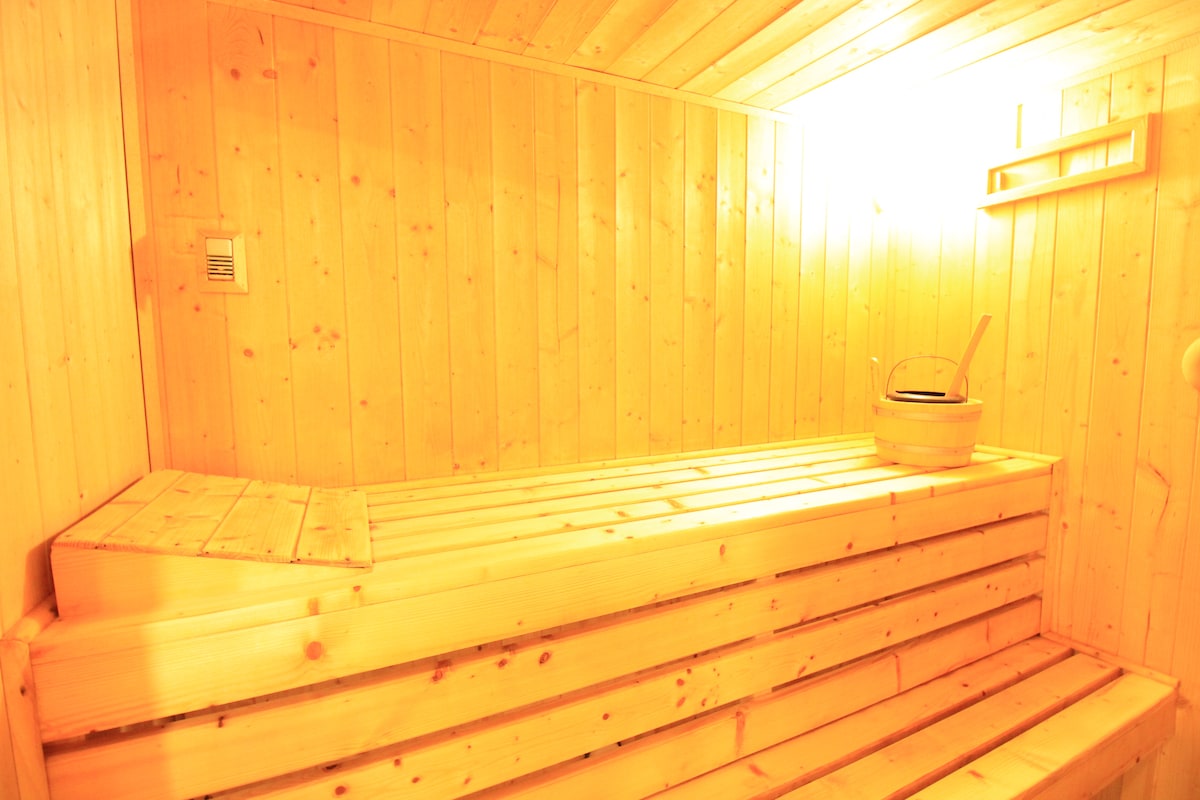 Et aussi — Sauna intérieur en bois clair