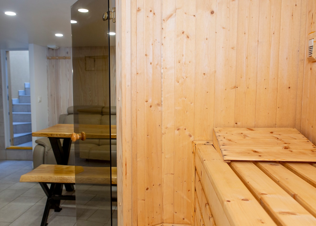 Et aussi — Sauna intérieur avec bancs en bois