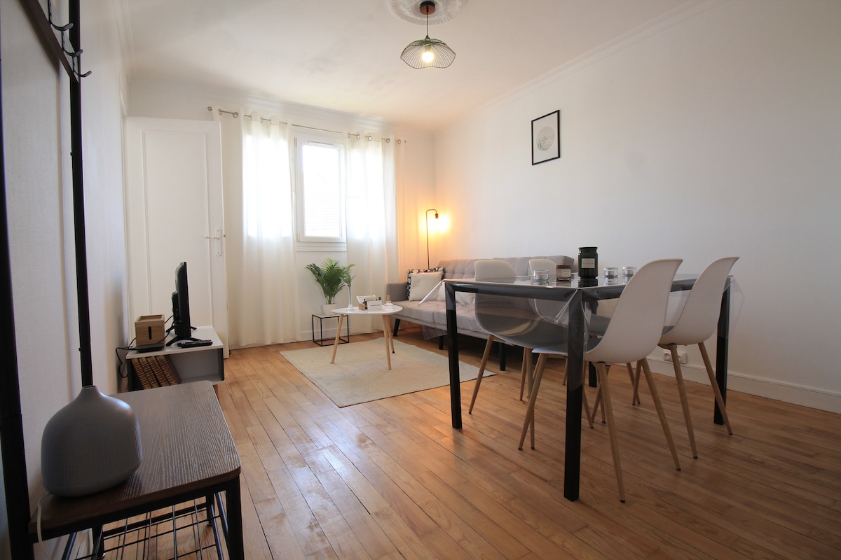 Salon & séjour — Espace ouvert avec table et chaises design