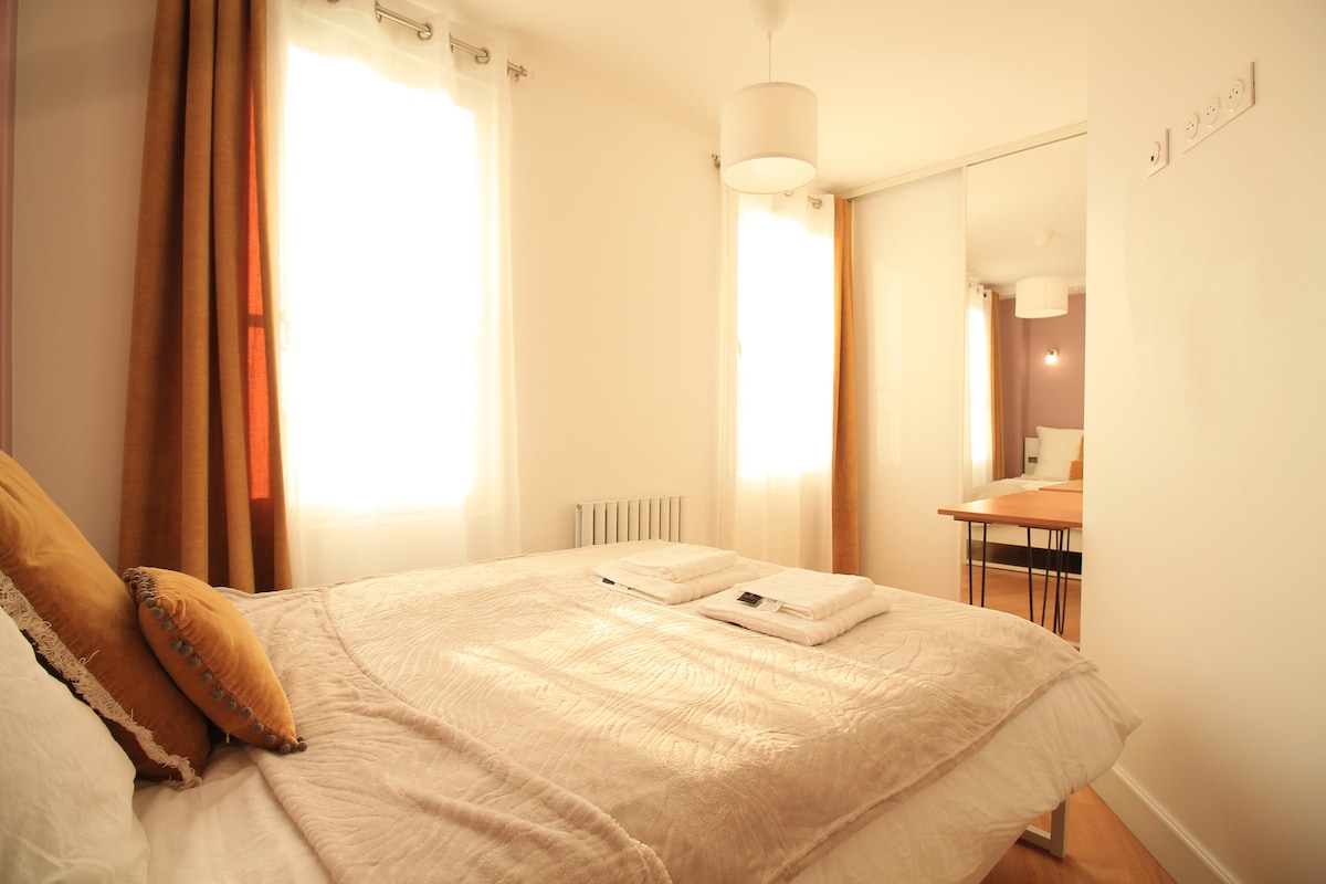 Chambres — Chambre lumineuse avec lit double moderne
