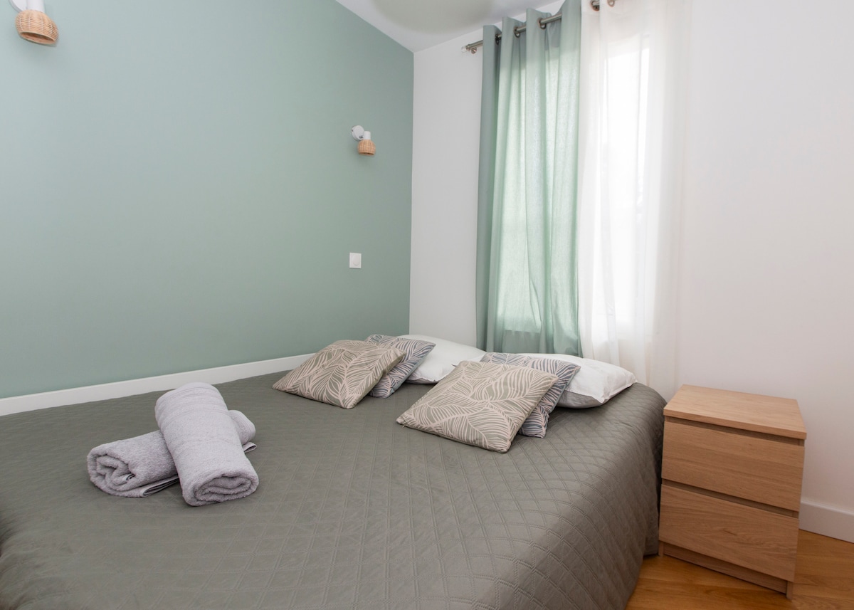 Chambres — Chambre avec lit gris et oreillers motifs