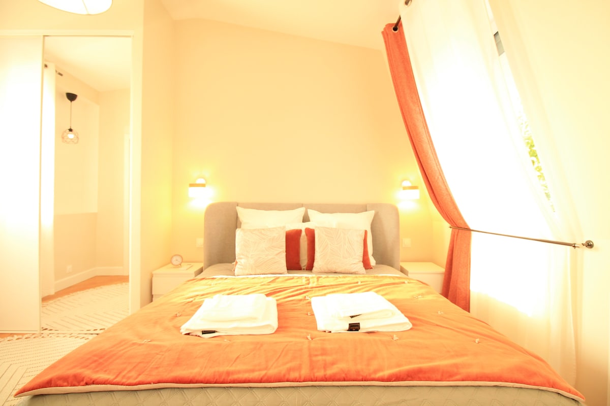 Chambres — Chambre avec lit orange et blanc