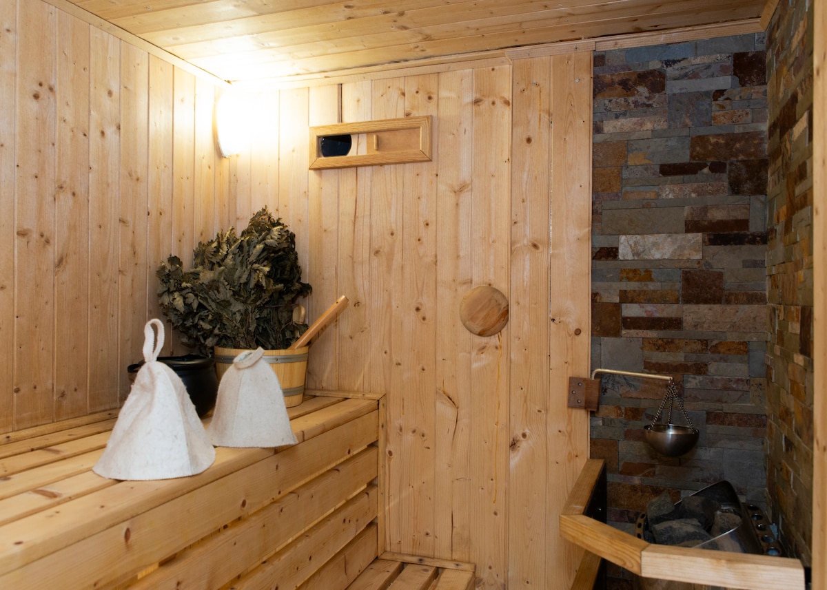 Et aussi — Sauna intérieur avec accessoires traditionnels