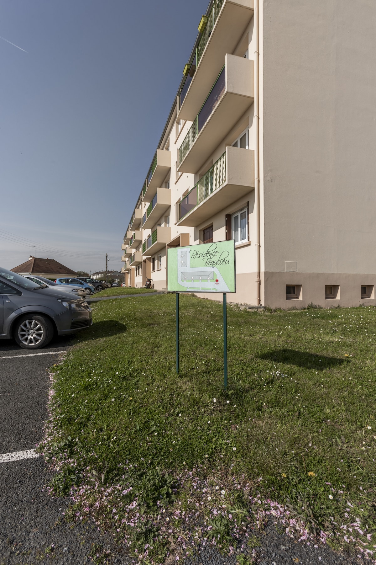 Extérieur — Immeuble résidentiel avec panneau signalétique