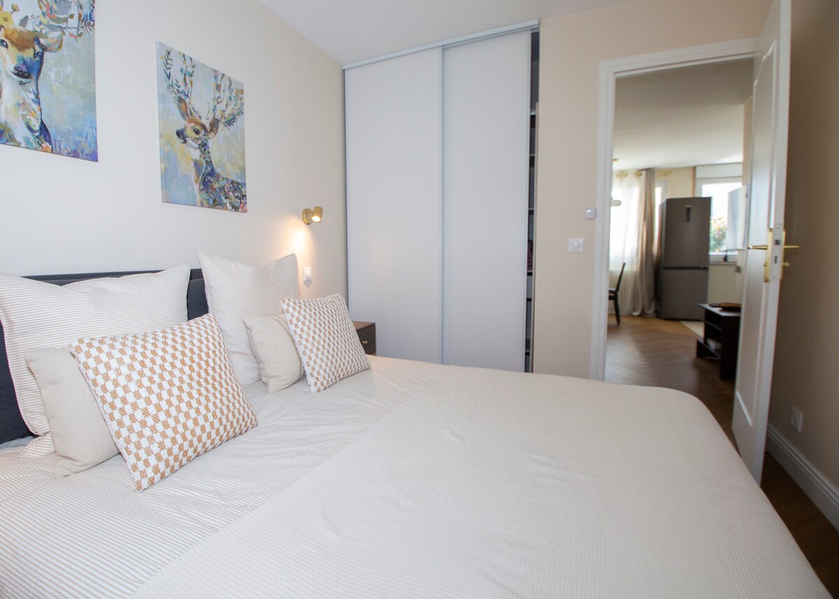 Chambres — Lit blanc avec coussins motif géométrique