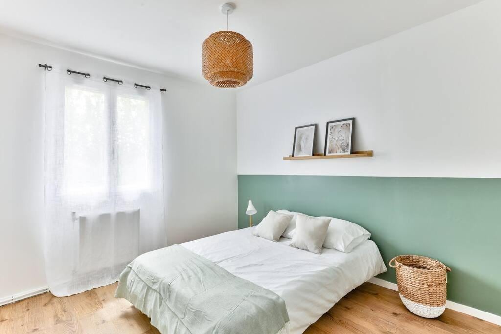Chambres — Lit blanc, tête de lit verte, mobilier bois naturel