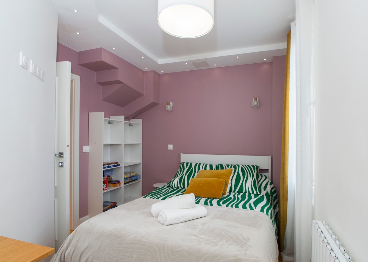 Chambres — Chambre enfant mauve avec lit et rangements