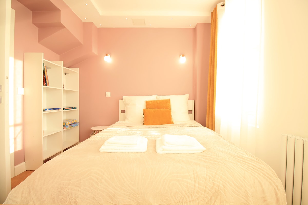 Chambres — Chambre moderne rose et blanche équipée
